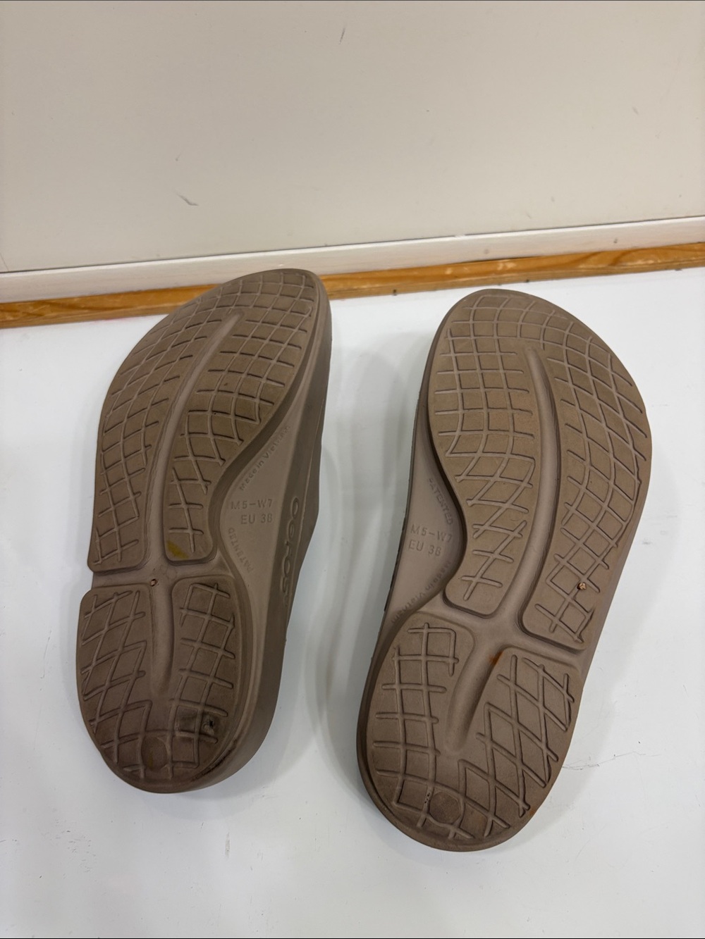OOFOS Women's Recovery Slide - Taupe Brown - Picture 9 of 9